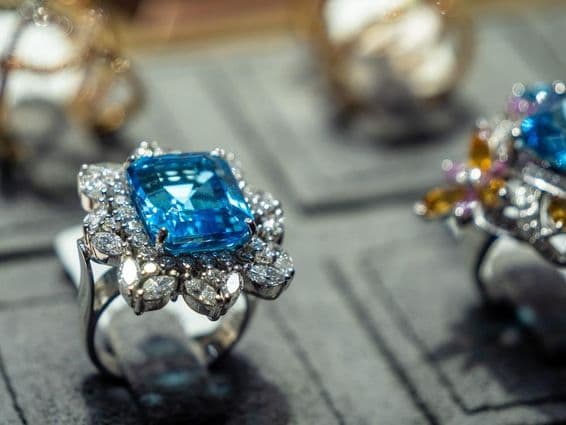 Anillo de zafiro y diamante en Dubái.
