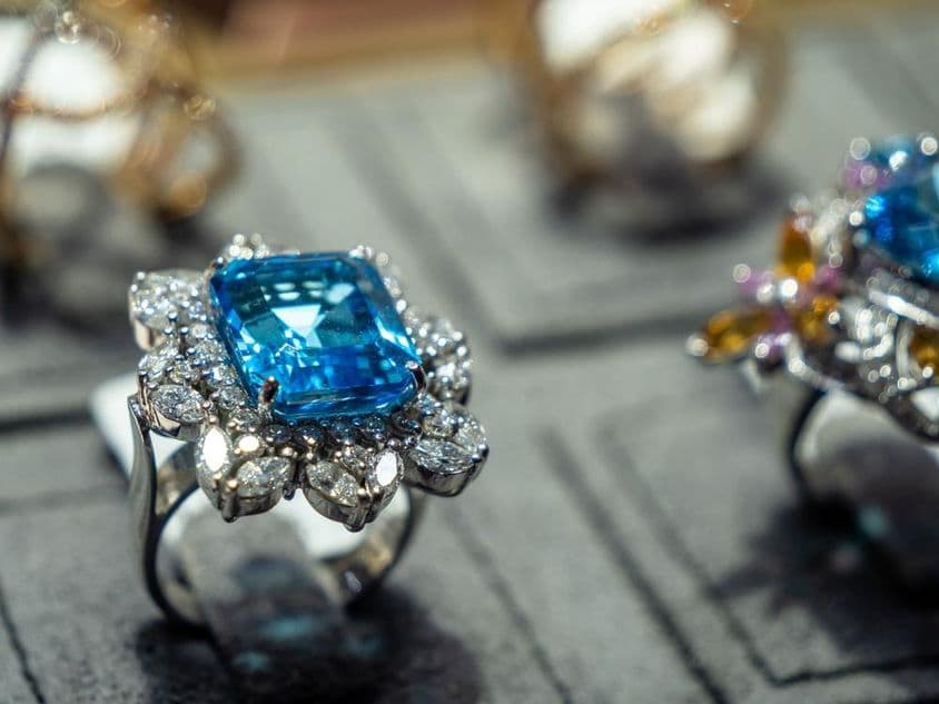 Anillo de zafiro y diamante en Dubái.