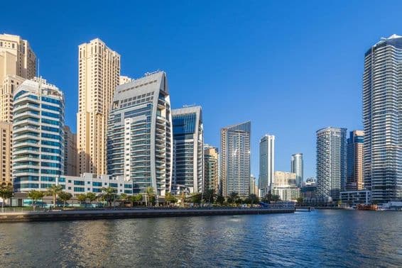 Rascacielos en el puerto de Dubai Marina.
