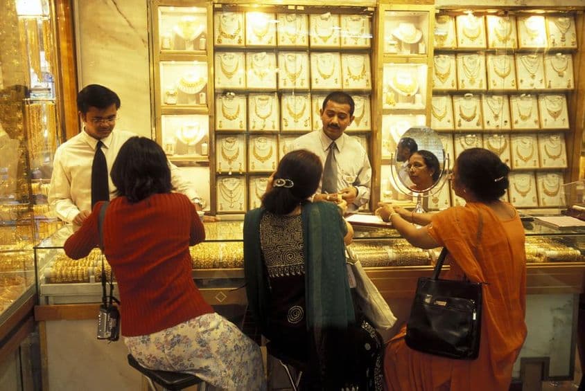 Tienda de oro en el zoco o mercado en el casco antiguo de la ciudad de Dubái.