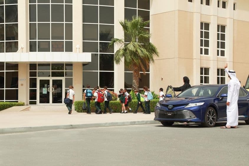 Una pareja árabe llevando a sus hijos a la escuela.