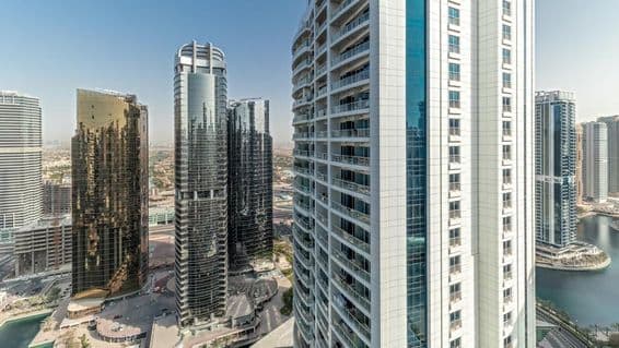 Vista aérea de altos edificios residenciales en el distrito JLT, área de uso mixto en el centro de productos básicos múltiples de Dubái.
