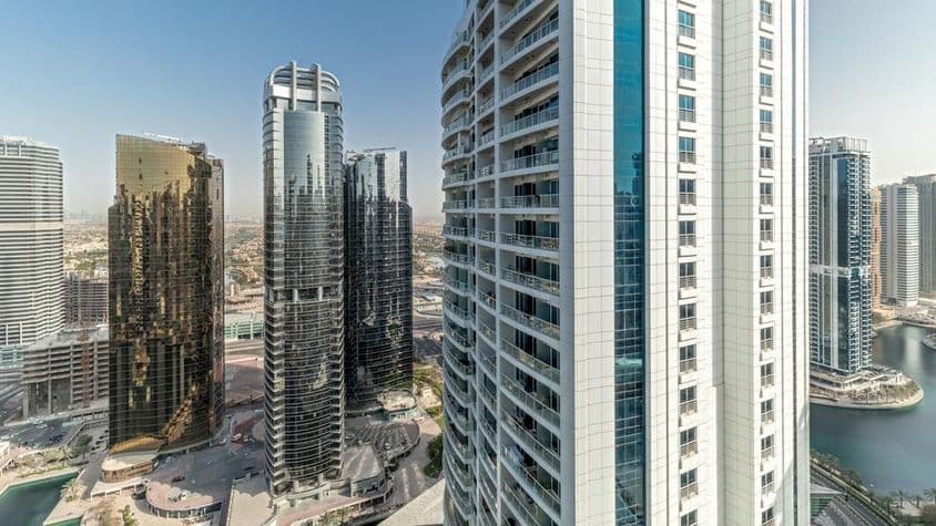 Vista aérea de altos edificios residenciales en el distrito JLT, área de uso mixto en el centro de productos básicos múltiples de Dubái.