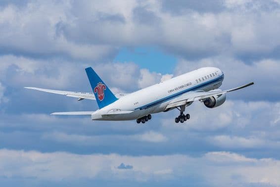 Un avión de carga Boeing 777-F de China Southern Airlines despegando del aeropuerto.
