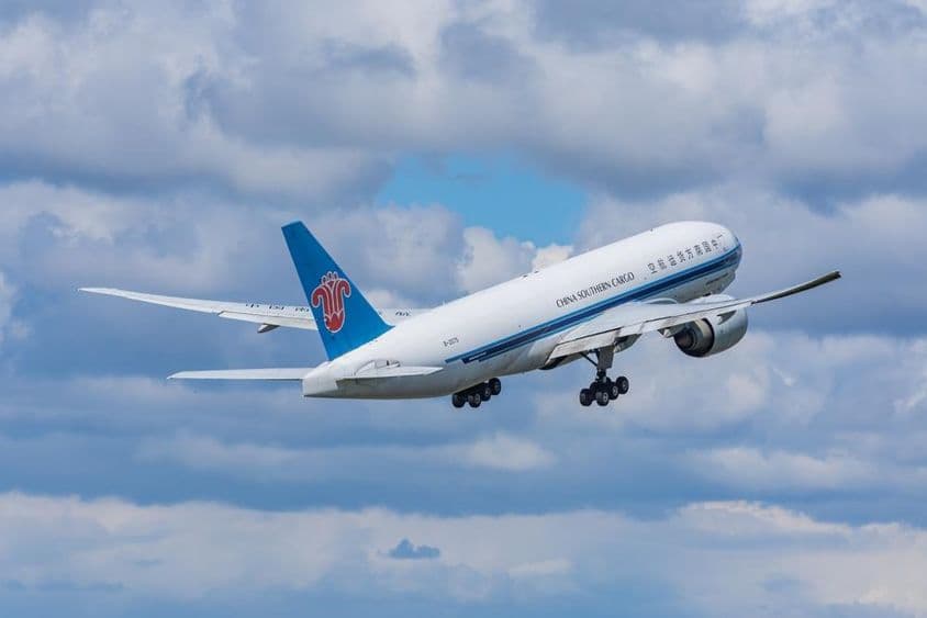 Un avión de carga Boeing 777-F de China Southern Airlines despegando del aeropuerto.