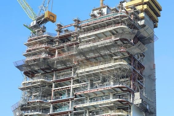 Trabajo de construcción en rascacielos en Dubái.