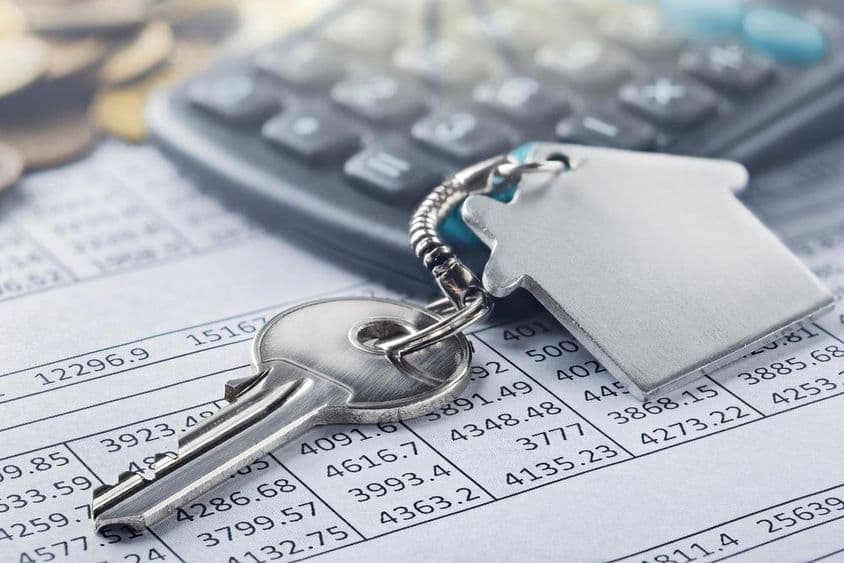 Bienes raíces, llavero con un símbolo de casa.