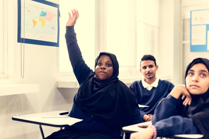 Niños musulmanes estudiando en un aula