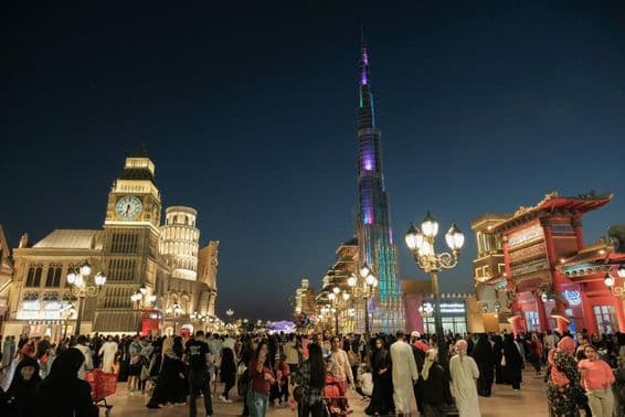 Como parte del festival de compras de Dubái, el Global Village atrae a turistas a visitar los pabellones de diferentes países bajo un mismo techo.