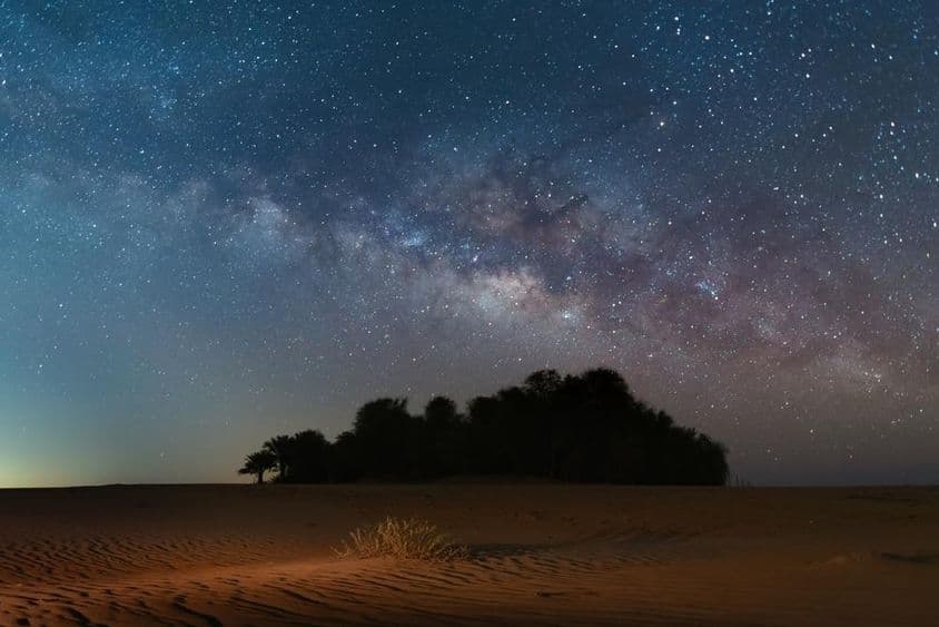 Las estrellas nocturnas llenan el cielo lechoso sobre el desierto Oasis.