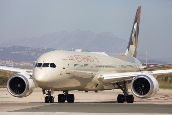 Etihad Airways Boeing 787-9 Dreamliner en la pista de rodaje.