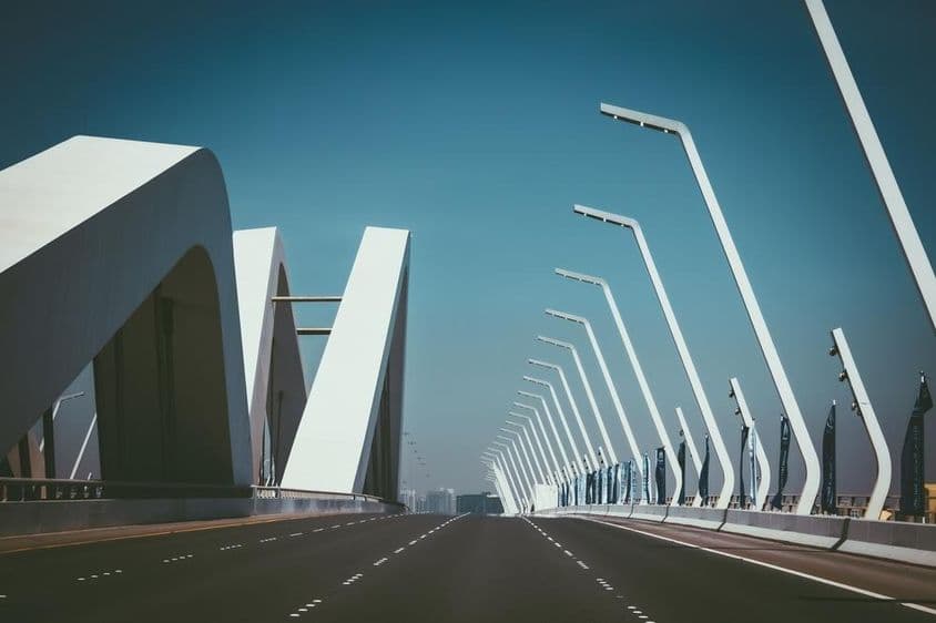Puente en Abu Dabi sin coches.