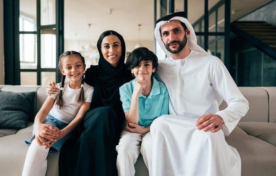 Familia tradicional árabe de Dubái pasando tiempo juntos en su hogar.