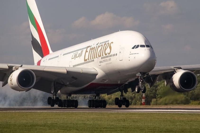 Avión Airbus A380 de Emirates durante el aterrizaje.