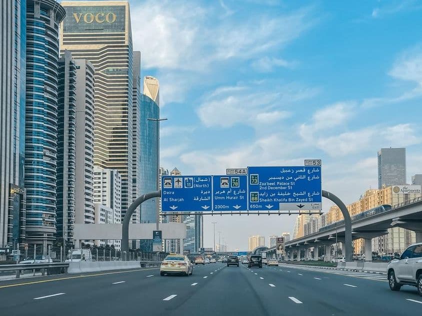 Los icónicos puntos de referencia de Dubái y Sheikh Zayed Road en invierno.
