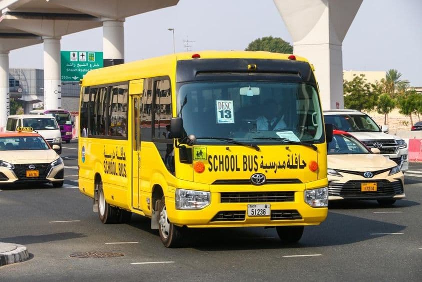 Autobús escolar Toyota Coaster en una calle de la ciudad.