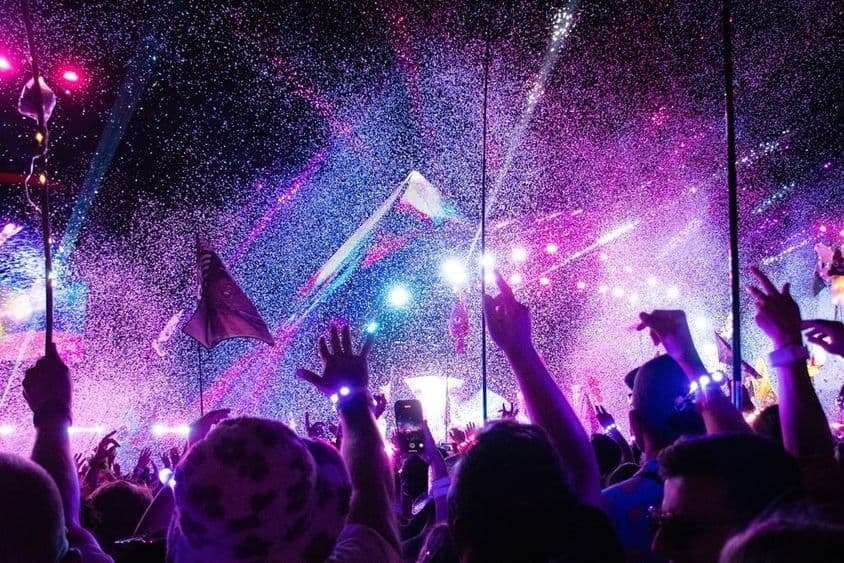 Festival de música, escenario, multitud de fiesta con manos levantadas.