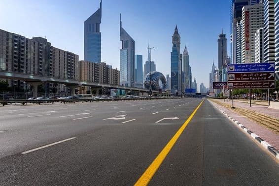 Carretera Sheikh Zayed con el Museo del Futuro y rascacielos de fondo.