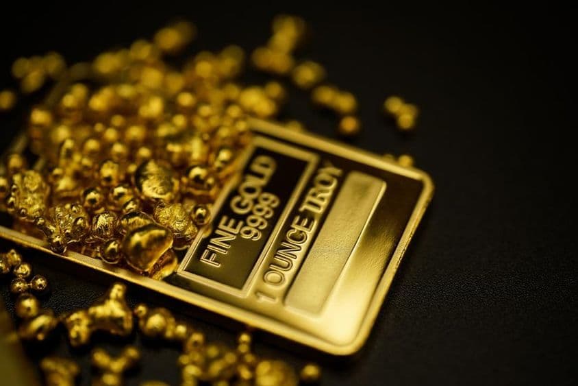 Oro fundido y lingotes de oro con pureza 999.9.
