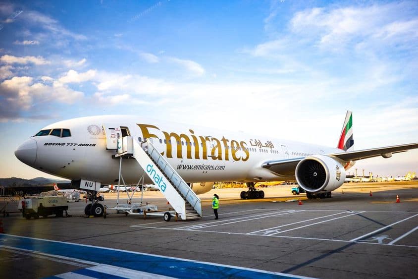 Avión de Emirates en el Aeropuerto Internacional de Guarulhos.