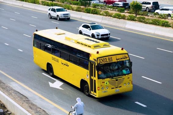 Autobús escolar en Dubái en la carretera.