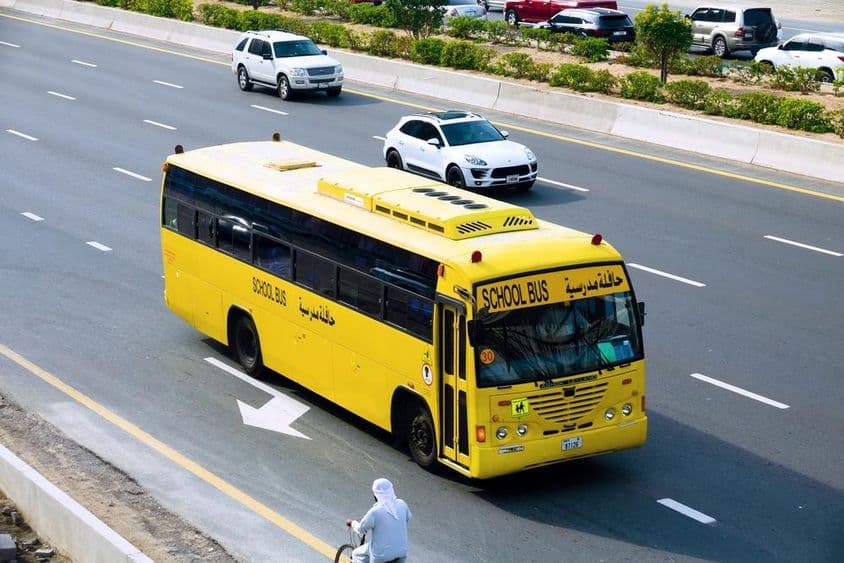 Autobús escolar en Dubái en la carretera.