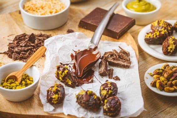Delicioso postre, dátil relleno de mousse de pistacho, una popular alternativa de chocolate en Dubái.