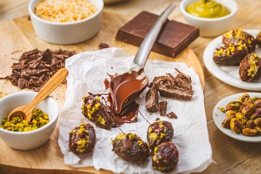 Delicioso postre, dátil relleno de mousse de pistacho, una popular alternativa de chocolate en Dubái.