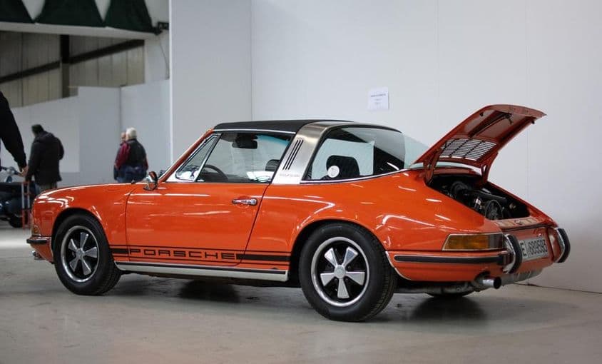Porsche 911 clásicos de color naranja.