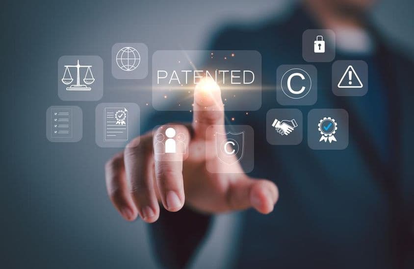 Pantalla táctil con iconos que simbolizan derechos de autor y propiedad intelectual patentada.