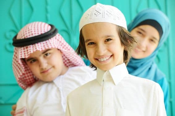 Niños y niñas árabes en la escuela.