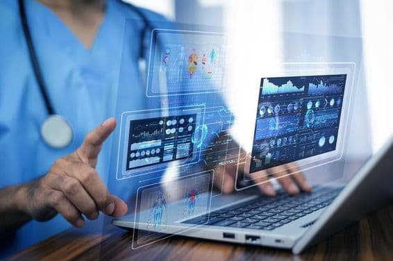 Datos médicos proyectados en un ordenador.