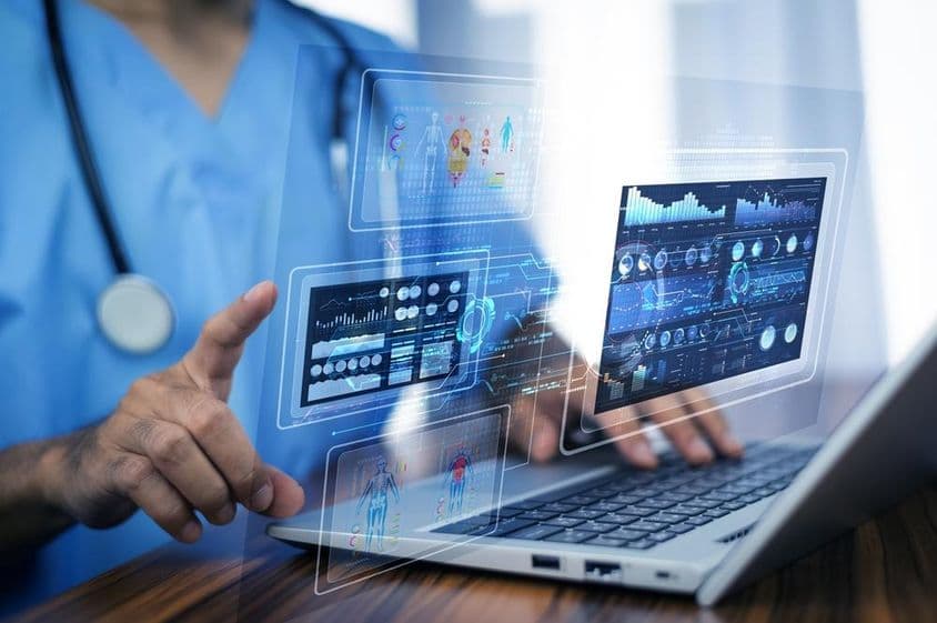 Datos médicos proyectados en un ordenador.
