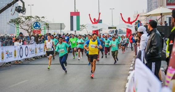 Corredores y ganadores del maratón en el recorrido de la calle.