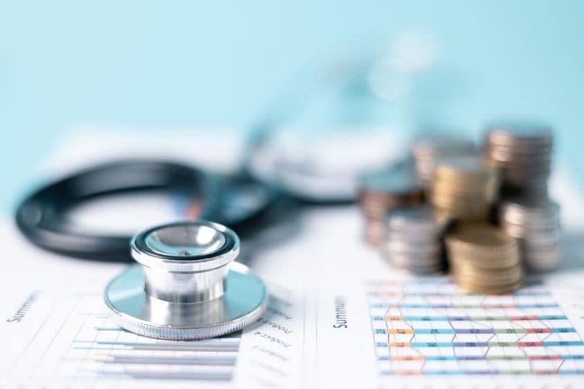El seguro de salud es una decisión financiera inteligente, ahorrando dinero en gastos médicos.