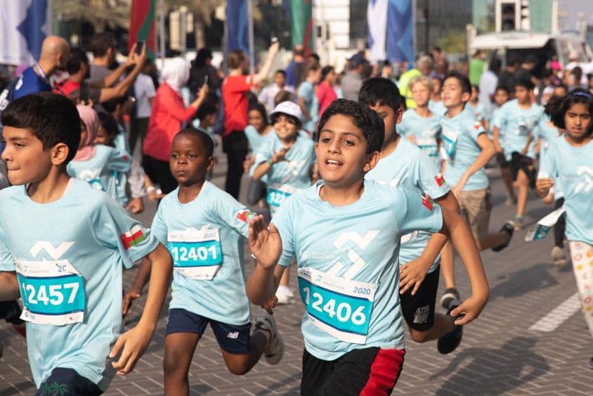 Niños corriendo un maratón de 3 km.