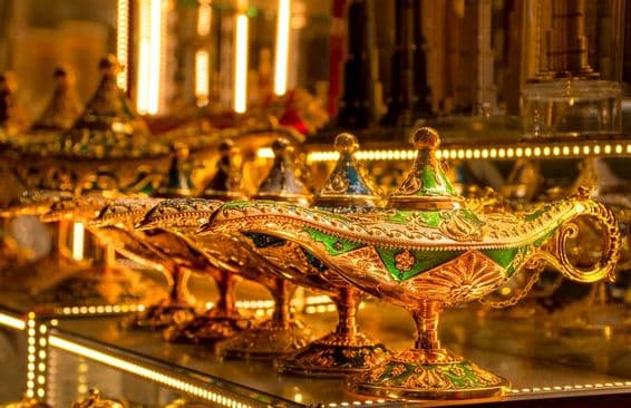 Tetera tradicional árabe del mercado de oro de Dubái.