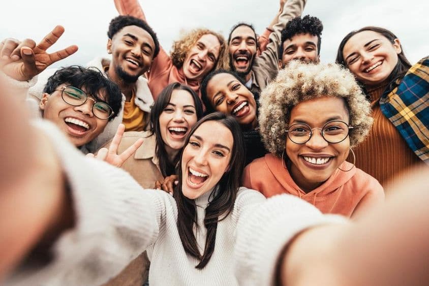 Grupo de personas tomándose una selfie.