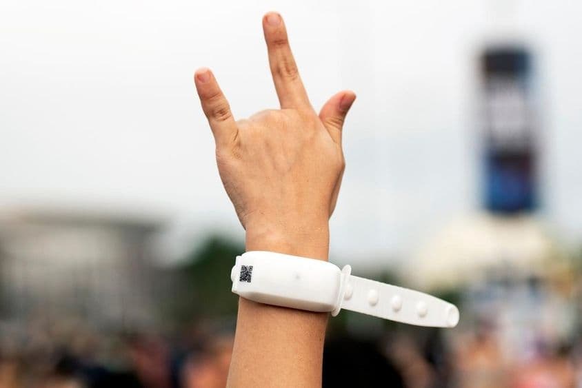 Mano de un fan en el aire.