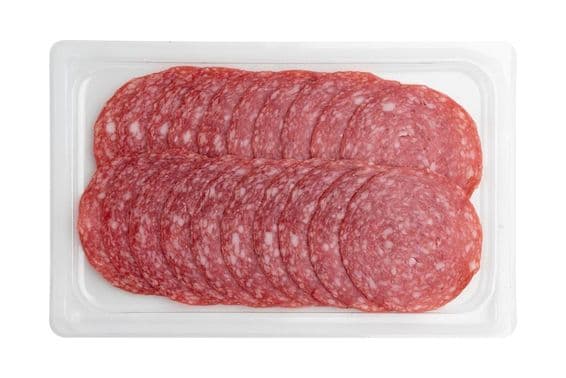 Salami en rodajas en envase de plástico.