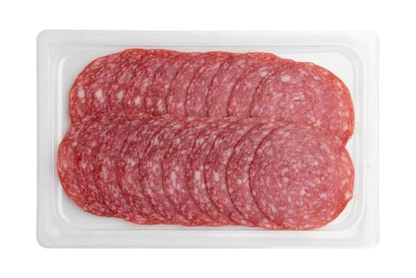 Salami en rodajas en envase de plástico.