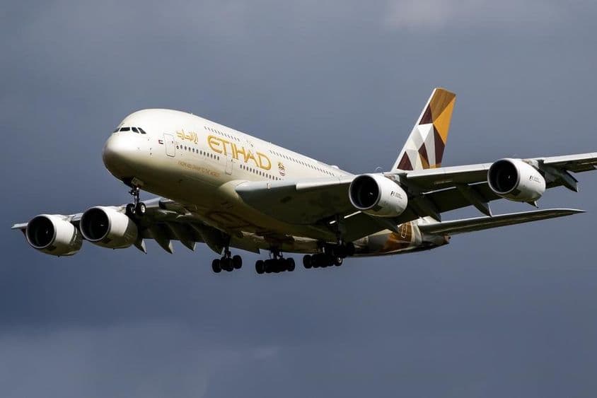 Avión de pasajeros de Etihad Airways volando en el aire.