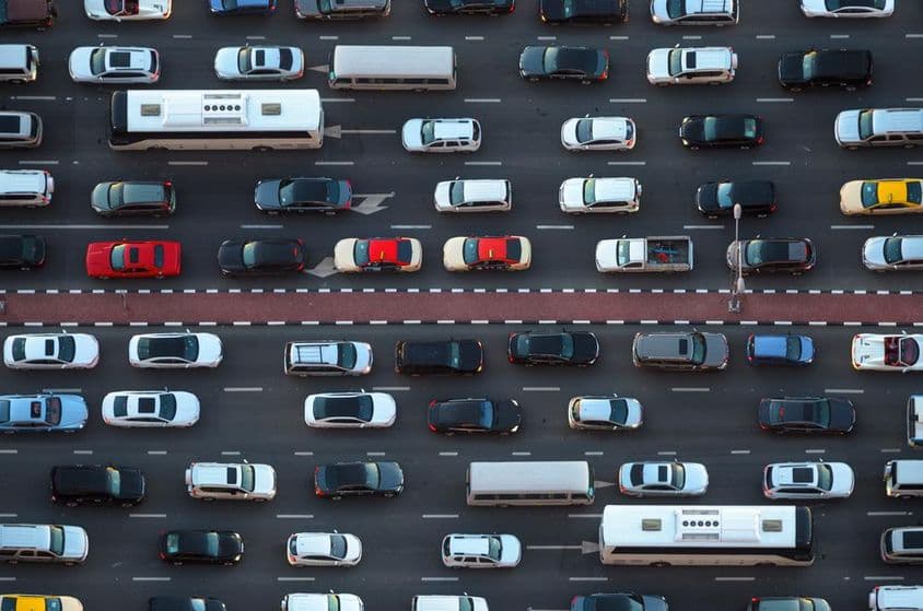 Vista aérea de coches en un atasco de tráfico en Dubái.