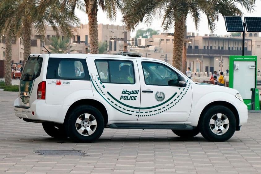 Coche de patrulla de la policía de Dubai de cerca, durante patrulla.