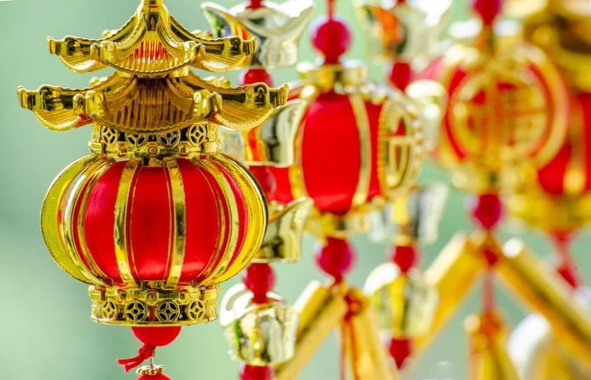 Faroles y decoración del Año Nuevo Chino con la palabra china para buena fortuna y bendición.