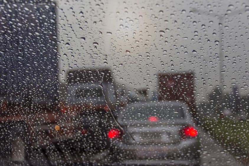 Lluvia en Dubái vista a través del parabrisas de un coche.