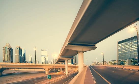 Carreteras y puente en la carretera Sheikh Zayed en Dubái.