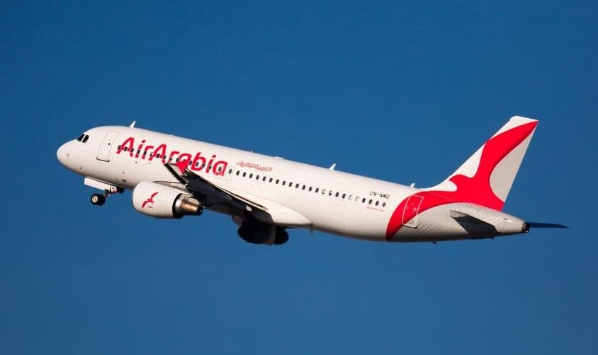 Airbus A320 con matrícula CN-NMG, Aerolíneas Air Arabia, despegando de la pista.