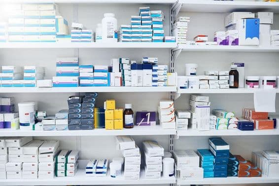 Farmacia, estantes de medicina, vitaminas y tabletas de prescripción.