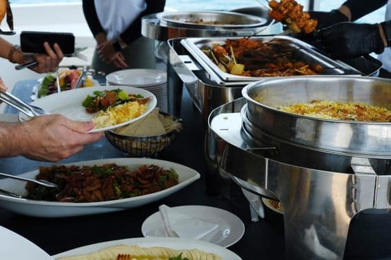 Buffet en un yate en Dubái.